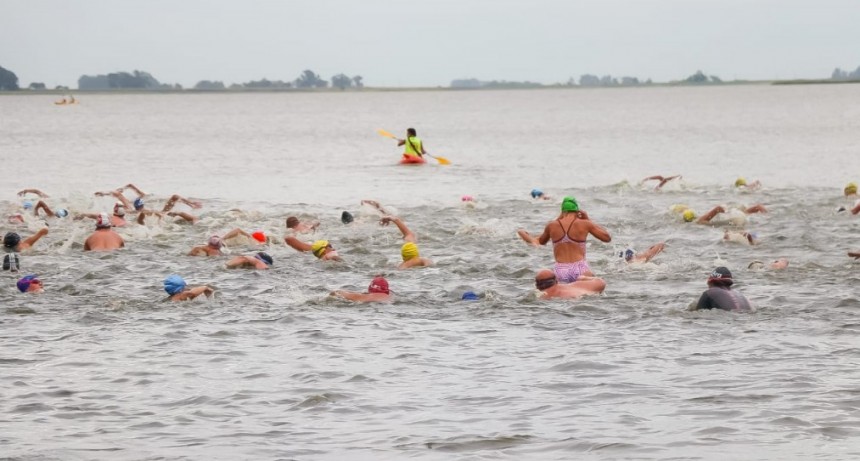 Jun&iacute;n: Con 160 competidores se realiz&oacute; la tradicional competencia de nataci&oacute;n Cruce Chico