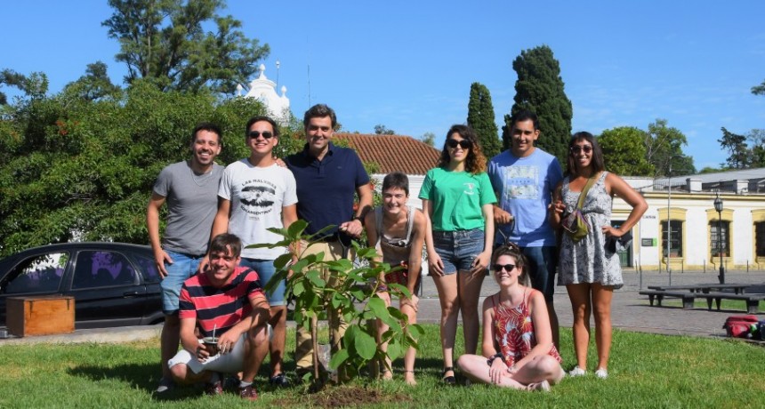 Luj&aacute;n: Boto junto a estudiantes de la UNLu colocaron un nuevo omb&uacute; en la plaza Belgrano