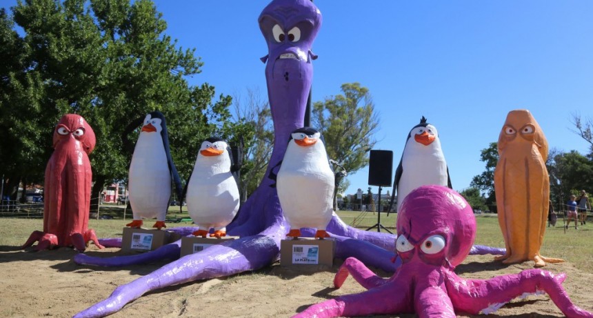 La Plata: “Los pingüinos de Madagascar”, de 27 y 32, resultaron ganadores del Mejor Muñeco de fin de año