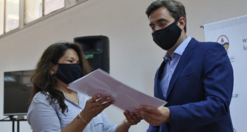 Luján: El Intendente entregó decretos de pase a planta permanente  
