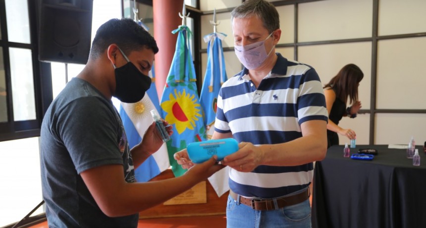 Esteban Echeverría: Fernando Gray entregó anteojos a los vecinos y vecinas del distrito