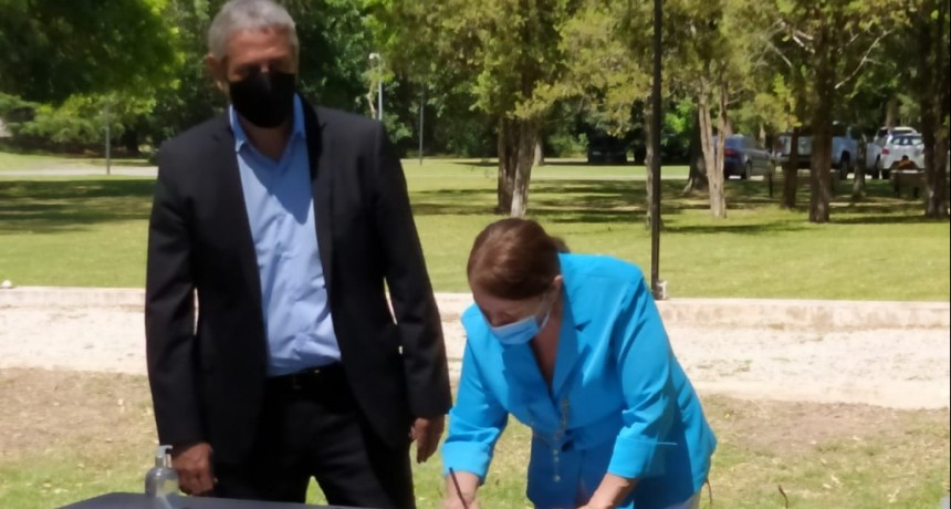 Pte. Perón: Blanca Cantero firmó convenio para la construcción de viviendas 