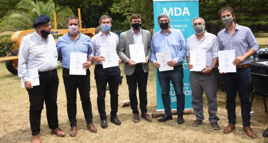 Lezama: El intendente Harispe recibirá $22 millones para la mejora de los Caminos Rurales