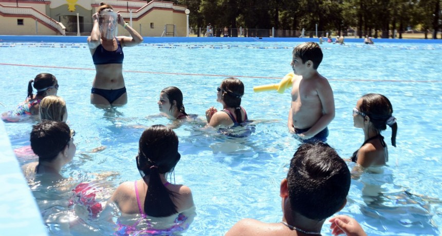 La Plata: Con clases de natación y gimnasia en el agua, se puso en marcha el programa “Aprendiendo a nadar” 
