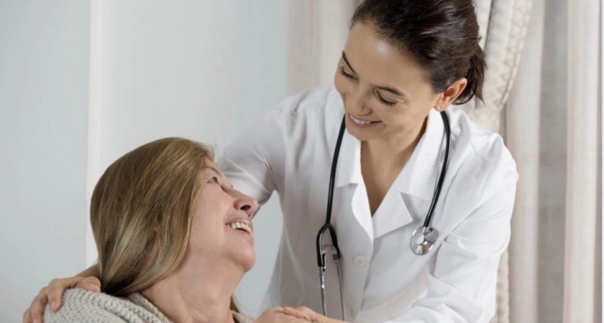 Por el aumento de casos COVID, creció más de 200% las llamadas para atención médica a domicilio y hay demoras