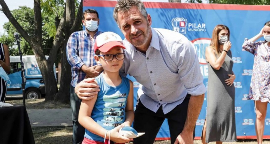Pilar: Achával entregó anteojos del Programa “Ver bien, aprender mejor” a chicos en Alberti