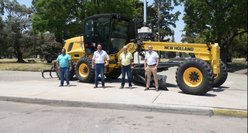 Lincoln: El Municipio sumó una nueva motoniveladora 