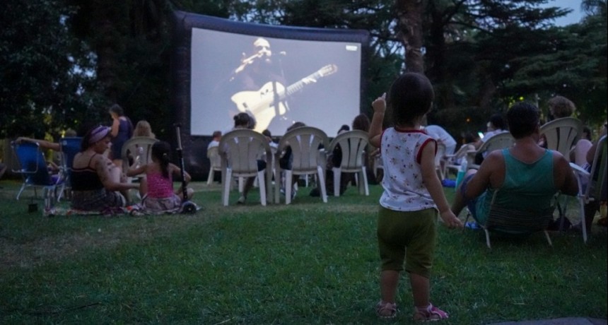 Vicente López: Vecinos disfrutaron la noche de Cine al Aire Libre en Quinta Trabucco
