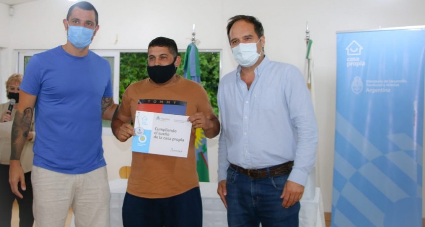 Gral. Rodríguez: Mauro García entregó créditos Casa Propia a vecinos del distrito 