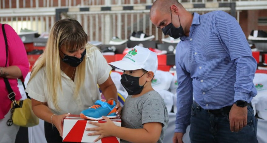 E. Echeverría: El Municipio entregó kits deportivos y didácticos a chicos del programa “verano+ATR”