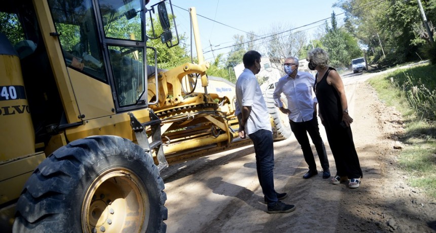 Tigre: Julio Zamora monitoreó el avance de obras de asfalto en el barrio La Bota de Benavídez