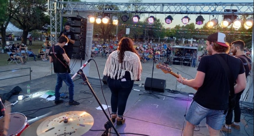 Puan: Exitosa 10º Fiesta del Churro en Villa Iris