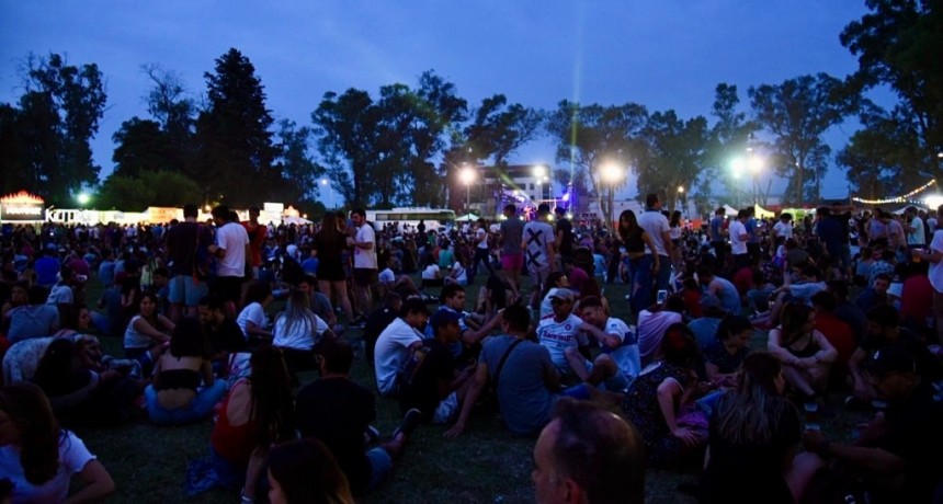 La Plata: Carinhosos abre “Domingos de Verano” con la roda local, feria y gastronomía