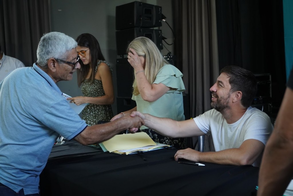 Mercedes: 50 familias firmaron las escrituras de sus hogares