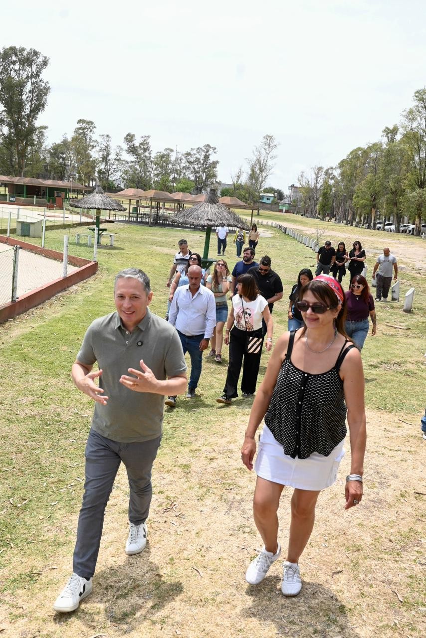 E. Echeverría: Gray visitó la sede del programa Escuelas Abiertas de Verano 