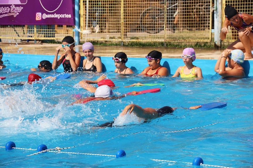 Campana: Comenzaron las muestras abiertas de natación en la Colonia Municipal
