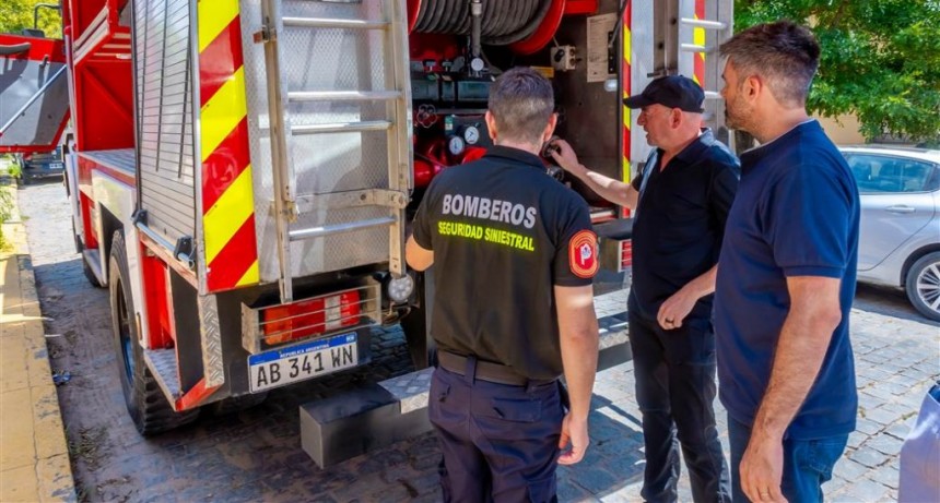 Junín: Fiorini entregó una autobomba forestal al Cuartel del Bombero 