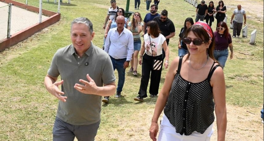 E. Echeverría: Gray visitó la sede del programa Escuelas Abiertas de Verano 