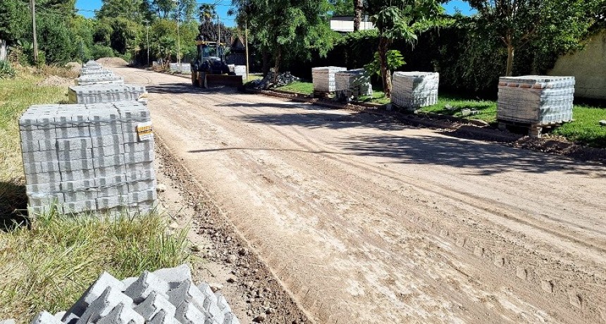 Azul: Continúan las tareas de pavimento articulado en el barrio Los Pinos