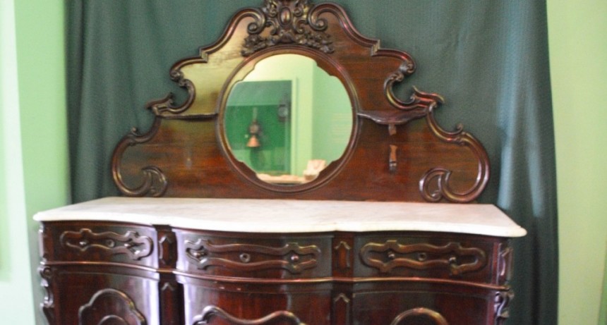 Gral. Rodr&iacute;guez: El tataranieto de Bernardo de Irigoyen, don&oacute; al Museo Hist&oacute;rico un mueble que tiene m&aacute;s de 200 a&ntilde;os