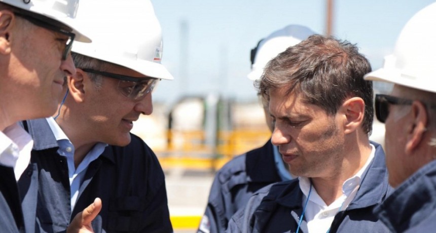 Campana: El gobernador Axel Kicillof recorri&oacute; la refiner&iacute;a de AXION Energy