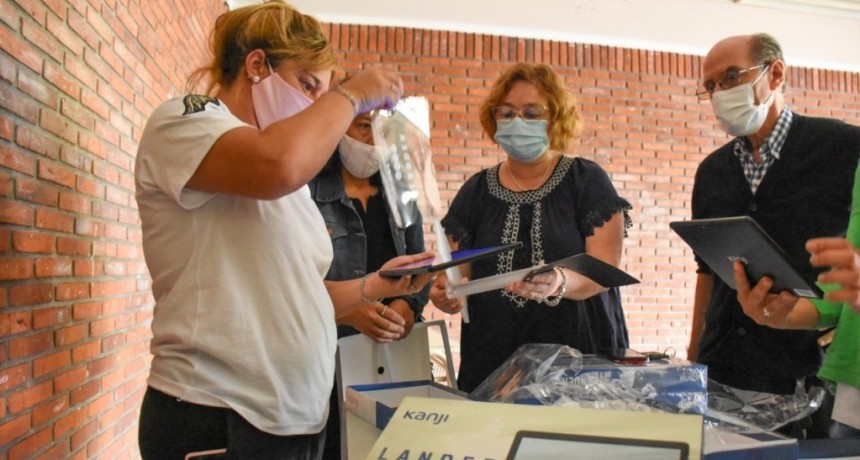 Chivilcoy: Se recibieron los insumos para el armado de la posta de vacunación contra el Covid-19 en la E.E.S. N° 4 