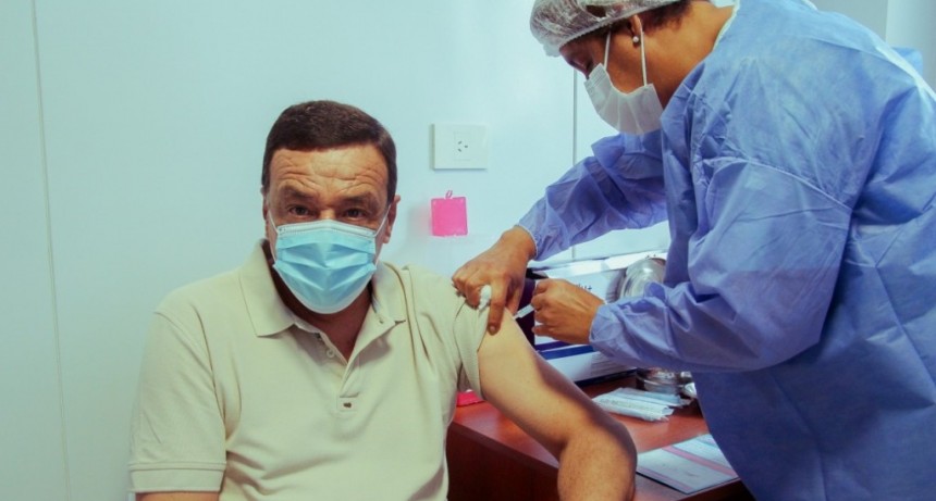 Z&aacute;rate: C&aacute;ffaro recibi&oacute; la primera dosis de la vacuna Sputnik V en el Hospital Intermedio municipal 
