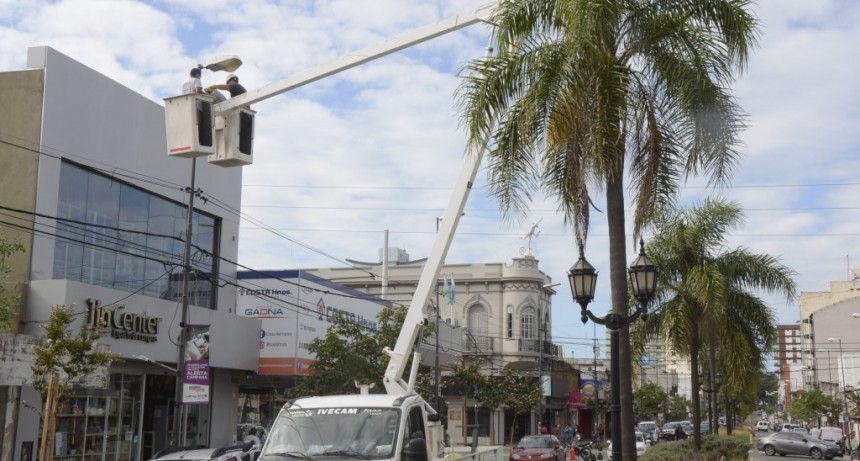 Campana: Avanzan en la reconversión del alumbrado público en la avenida Rocca 