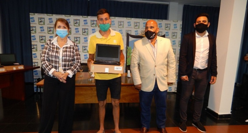 Pte. Perón: La intendenta Cantero entregó netbooks a estudiantes secundarios 