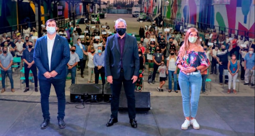 Avellaneda: El intendente Chornobroff junto con el ministro Ferraresi y Magdalena Sierra entregaron subsidios a instituciones del distrito 