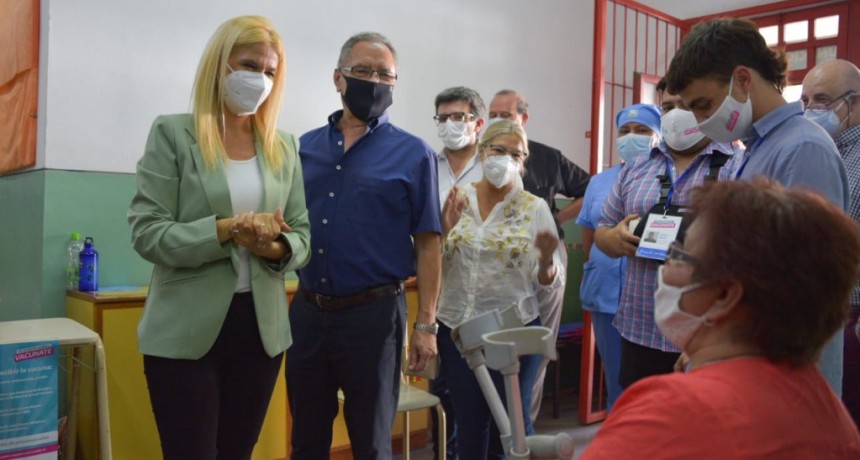 Ituzaingó: Magario y Descalzo visitaron el centro de vacunación de la escuela primaria Nº18 