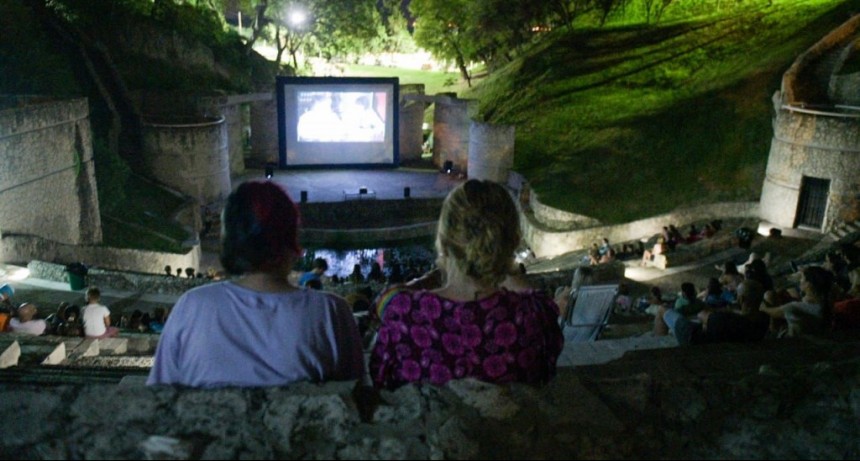 Paran&aacute; (ER): Comenz&oacute; el ciclo Cine Bajo las Estrellas