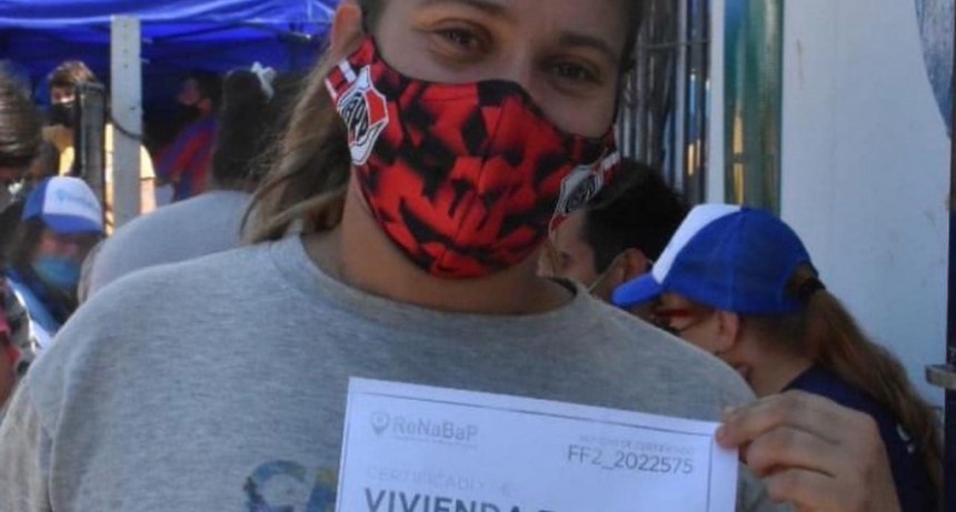 Merlo: El Municipio entreg&oacute; certificados de viviendas a vecinos del distrito 