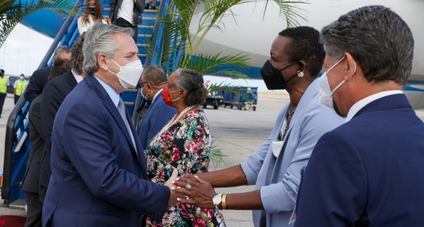 El Presidente arribó a Barbados, donde se reunirá con la primera ministra, Mia Mottley