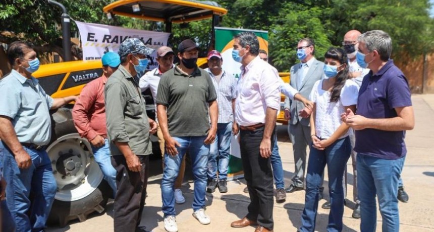 Chaco: El Gobernador entregó equipamientos a consorcios rurales en El Impenetrable