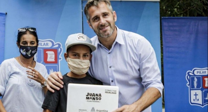 Pilar: El Intendente entregó netbooks a alumnos del distrito 