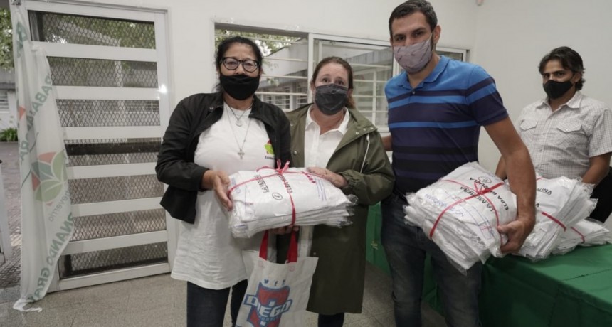 E. Echeverría: Continúa la entrega de guardapolvos a chicos del distrito  