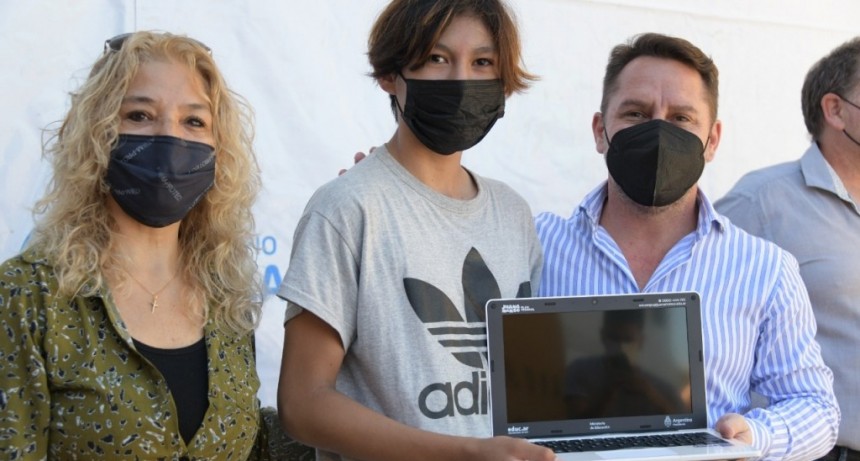 Ituzaingó: Pablo Descalzo participó de la entrega de más de 300 netbooks 
