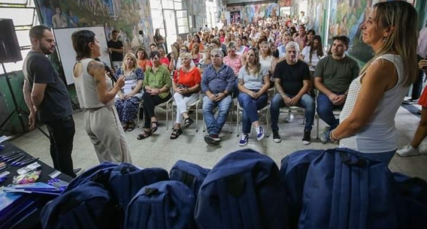 Quilmes: Mendoza hizo entrega de útiles escolares en las Escuelas Primarias Públicas del distrito