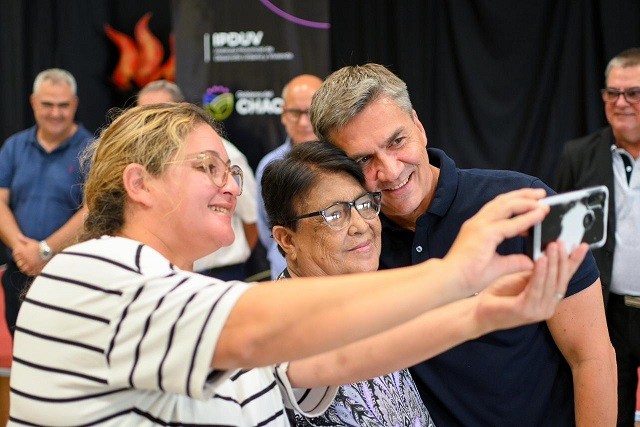 Chaco: Zdero entregó títulos de propiedad a familias de Villa Ángela