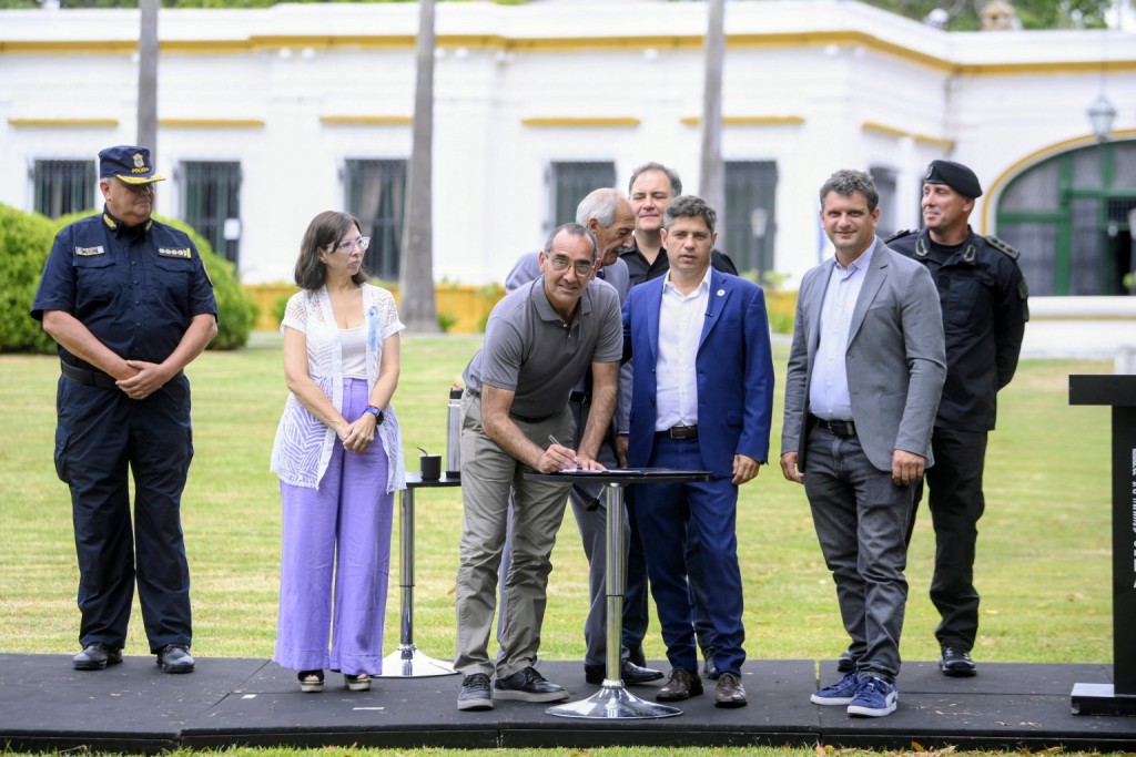 Azul: Sombra firmó el contrato de obra pública para el inicio del Barrio Policía