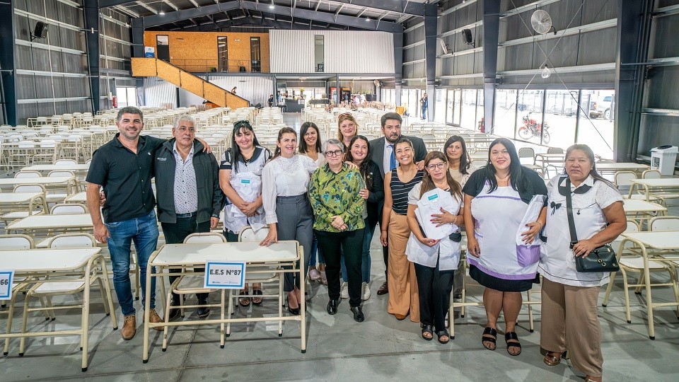 Moreno: Fernández, Terigi y Mena entregaron mobiliario y guardapolvos en escuelas del distrito