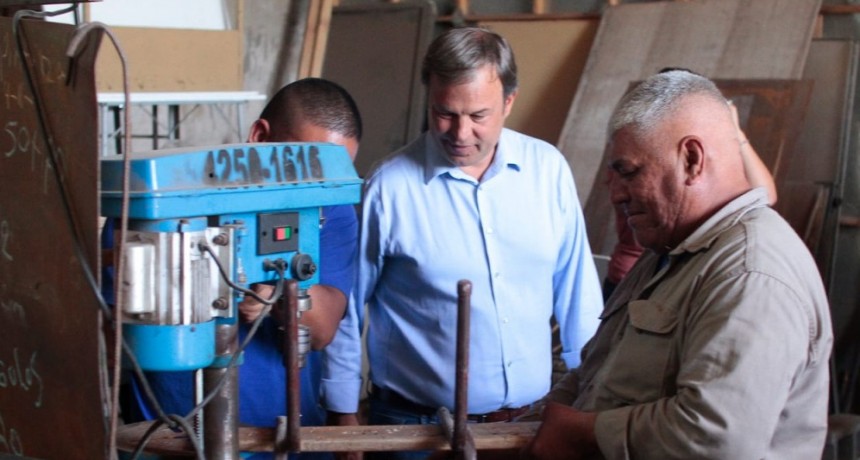 Alte. Brown: Cascallares supervis&oacute; la reparaci&oacute;n del mobiliario escolar en el Polo Productivo