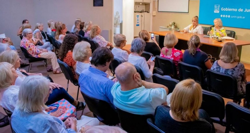 Jun&iacute;n: Por el mes de la Mujer, la escritora Silvia Iparraguirre realiz&oacute; una charla