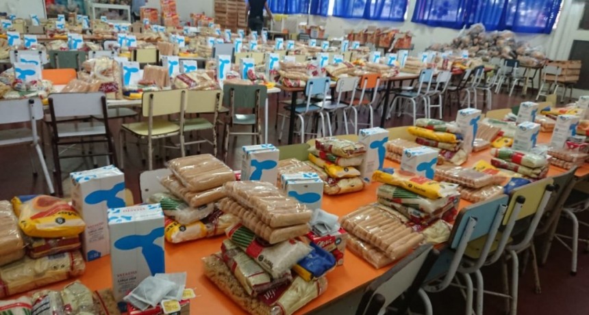 Hurlingham: Zabaleta supervisó la entrega de bolsones del SAE durante la suspensión de clases 