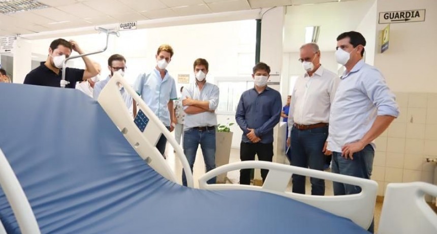 Mercedes: Kicilof visitó junto a Ustarroz el Hospital Dubarry y entregó 10 camas para UTI