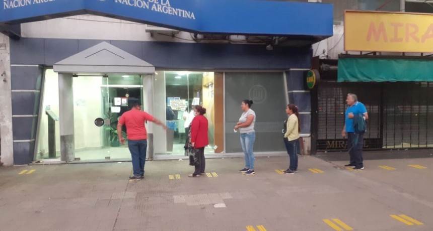 Alte. Brown: El Municipio pinta ingreso a cajeros bancarios, fijando distancia de prevención