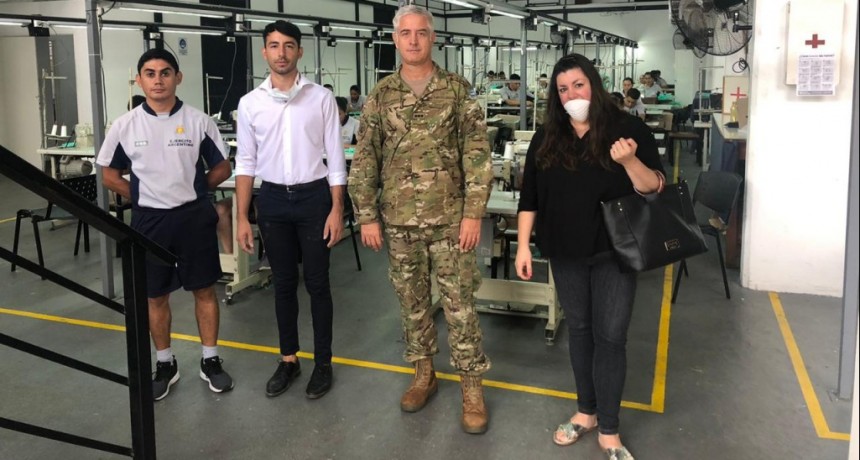 Zárate: El Intendente Cáffaro visitó la Sastrería Militar 