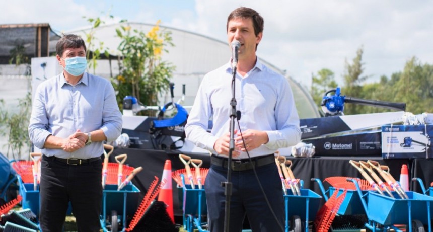 San Vicente: Daniel Arroyo junto a Mantegazza entregaron maquinarias y herramientas para emprendedores sociales