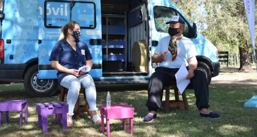 Roque Pérez: El BiblioMóvil visitó el centro de día en su primera jornada presencial